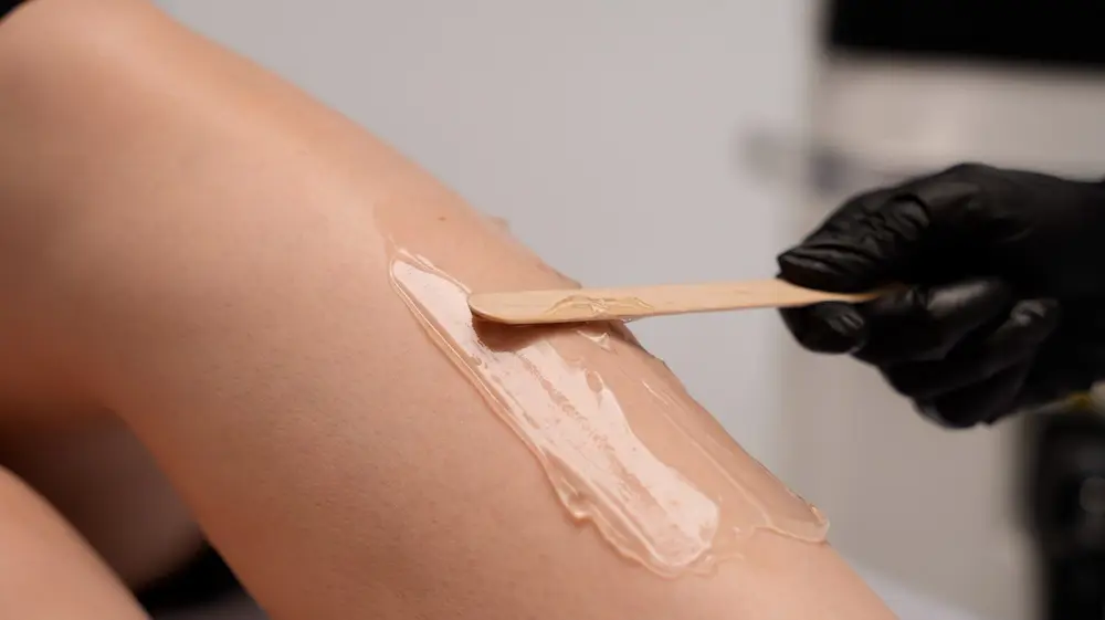Cooling gel spread on the leg with a spatula