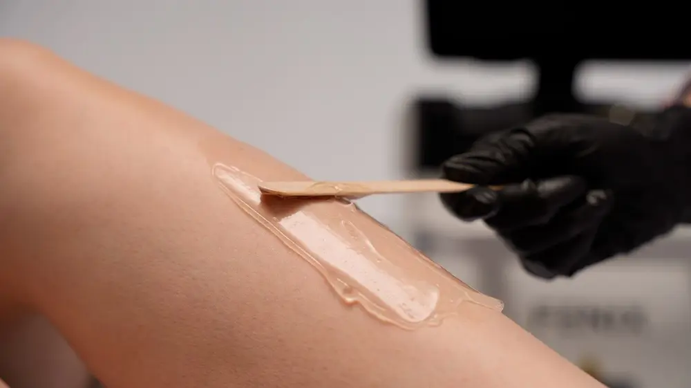 Gel spread evenly on the thigh